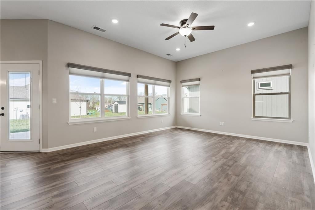 1210 NE White Oaks Lane — photo 6