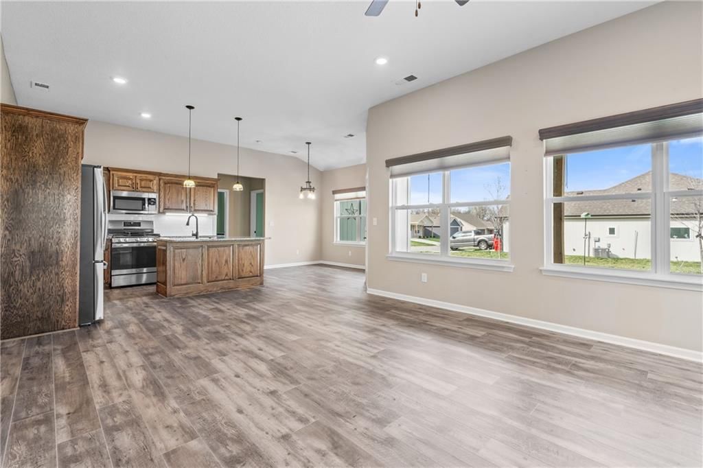 1210 NE White Oaks Lane — photo 8