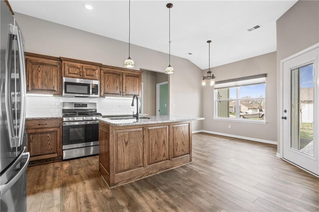 1210 NE White Oaks Lane — photo 9
