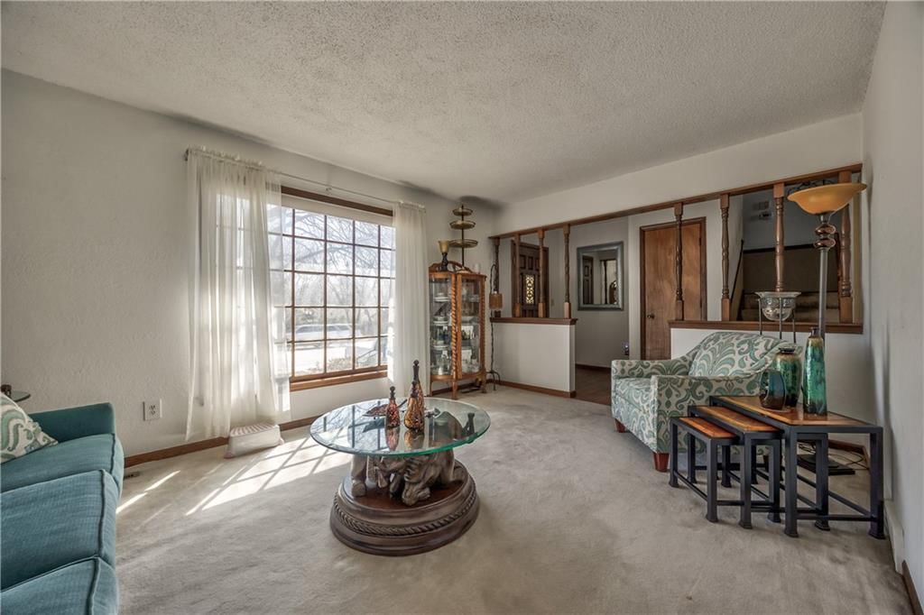 Photo 6 of 28 - 405 S MONTCLAIRE Drive