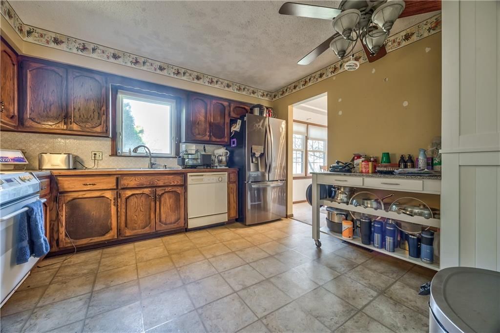 Photo 9 of 28 - 405 S MONTCLAIRE Drive