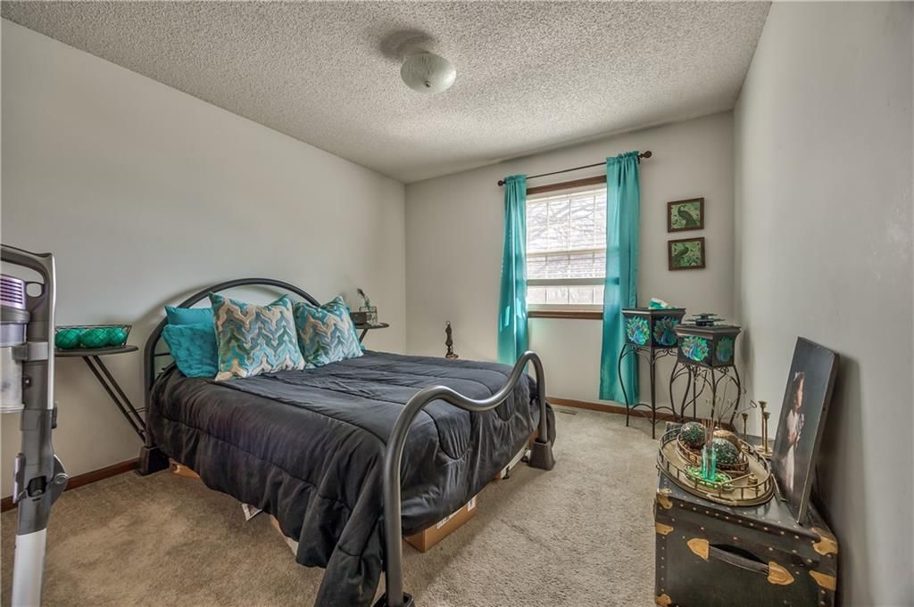 Photo 16 of 28 - 405 S MONTCLAIRE Drive