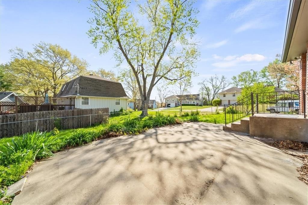 11823 Locust Street — photo 26