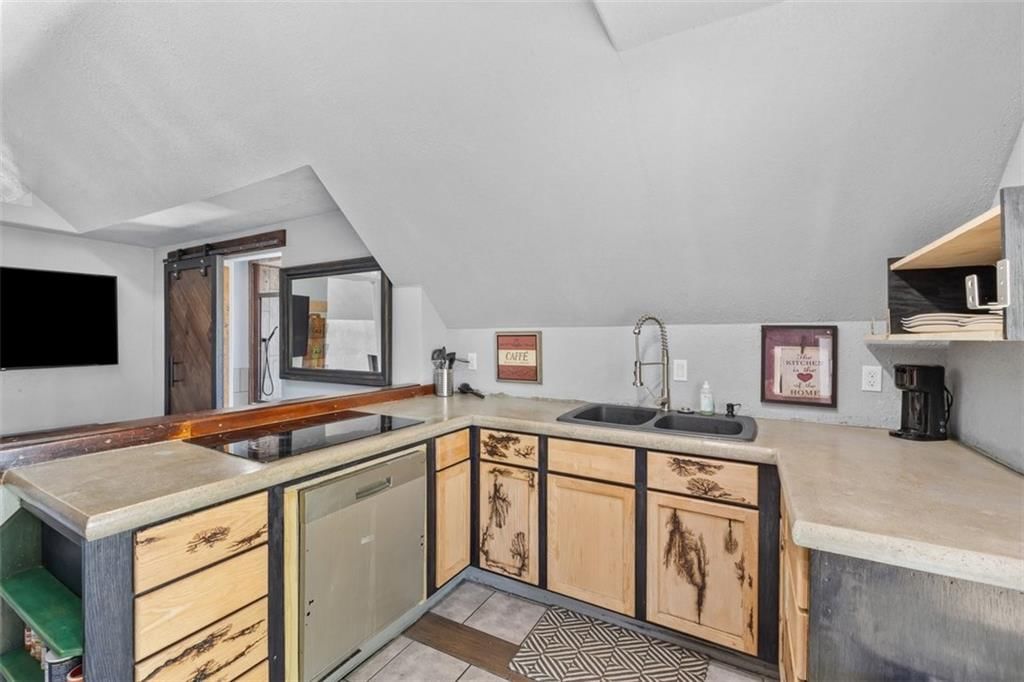 2835 E 8th Street — photo 8