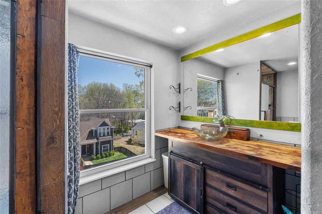 2835 E 8th Street — photo 9