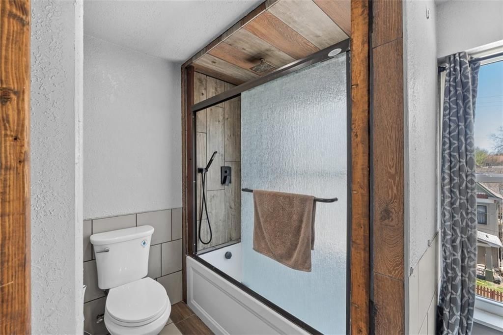 2835 E 8th Street — photo 10