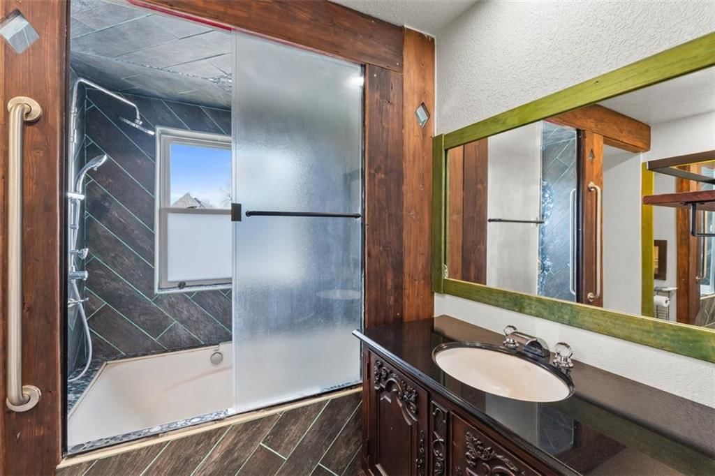 2835 E 8th Street — photo 26