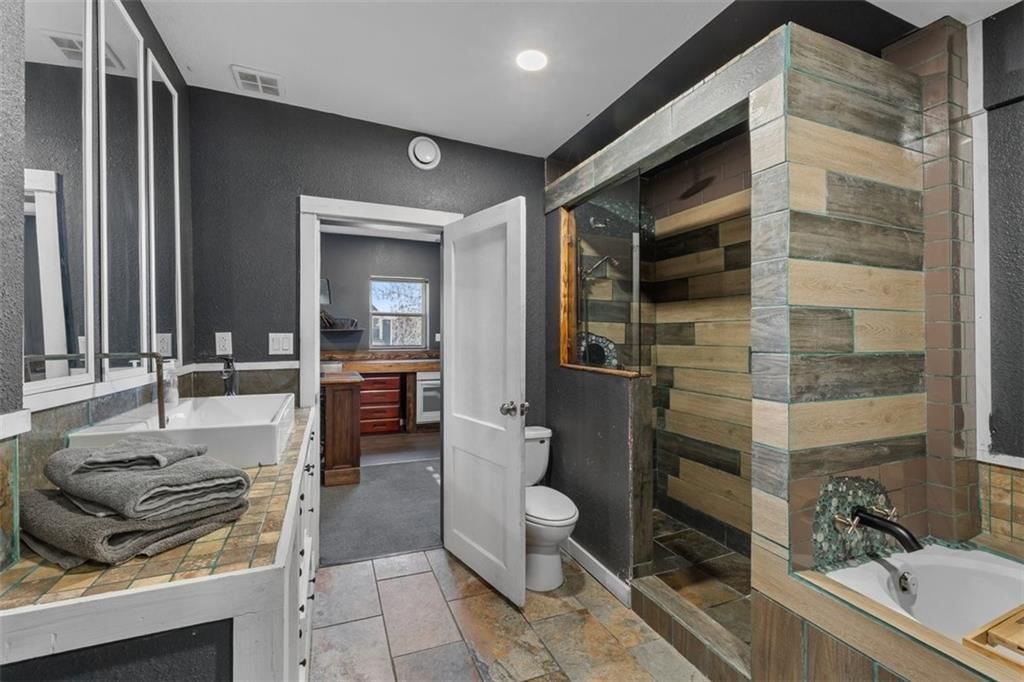 2835 E 8th Street — photo 36