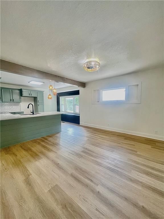 Photo 6 of 35 - 907 N River Boulevard