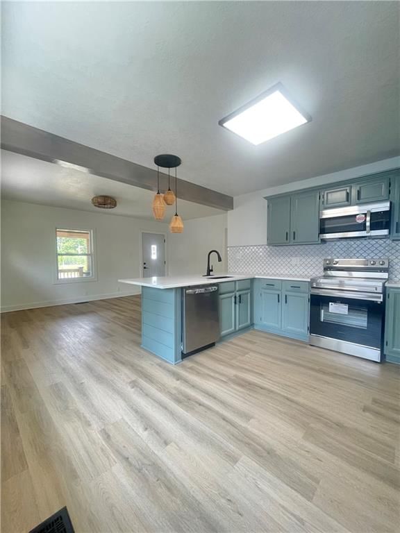 Photo 10 of 35 - 907 N River Boulevard