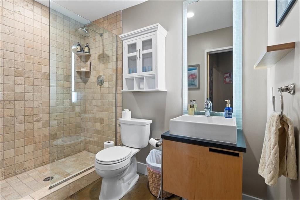 2120 Wyandotte Street — photo 19
