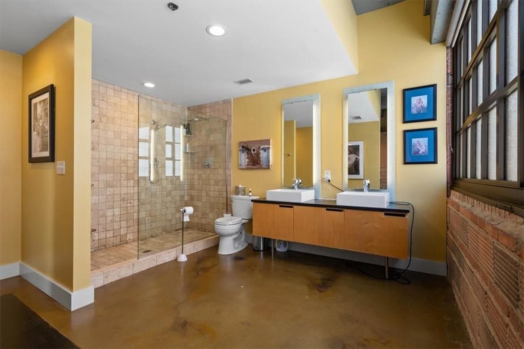 2120 Wyandotte Street — photo 24