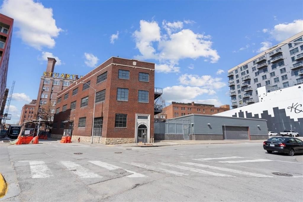2120 Wyandotte Street — photo 32