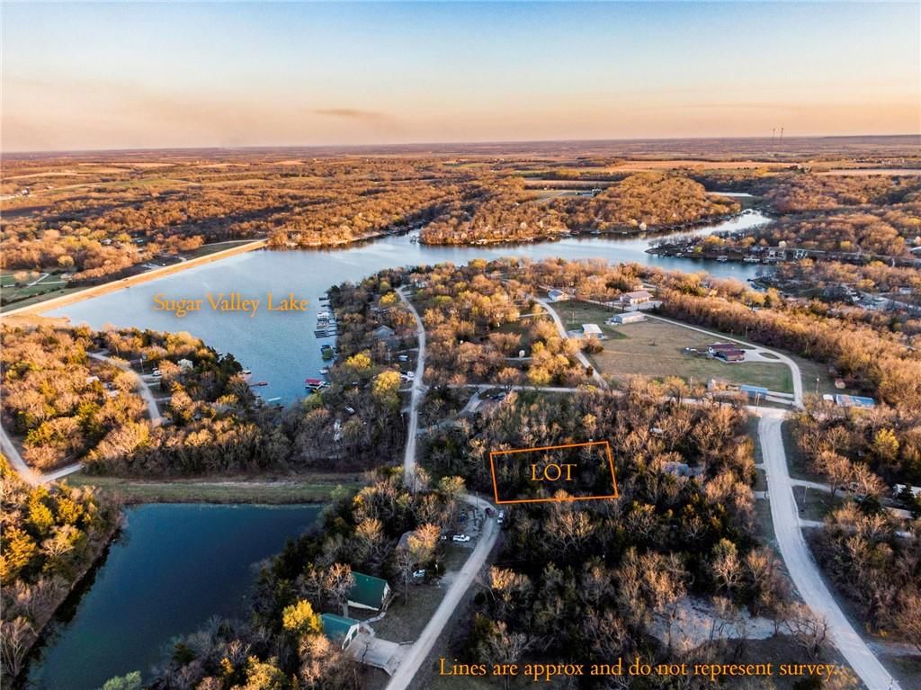 114 W Sugar Lake Drive, Mound City, KS