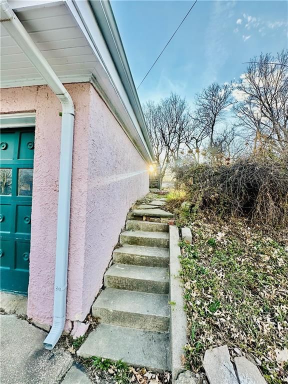 903 W 2ND Street — photo 13