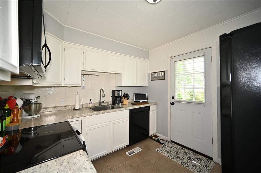 Photo 5 of 16 - 501 W 86TH Street