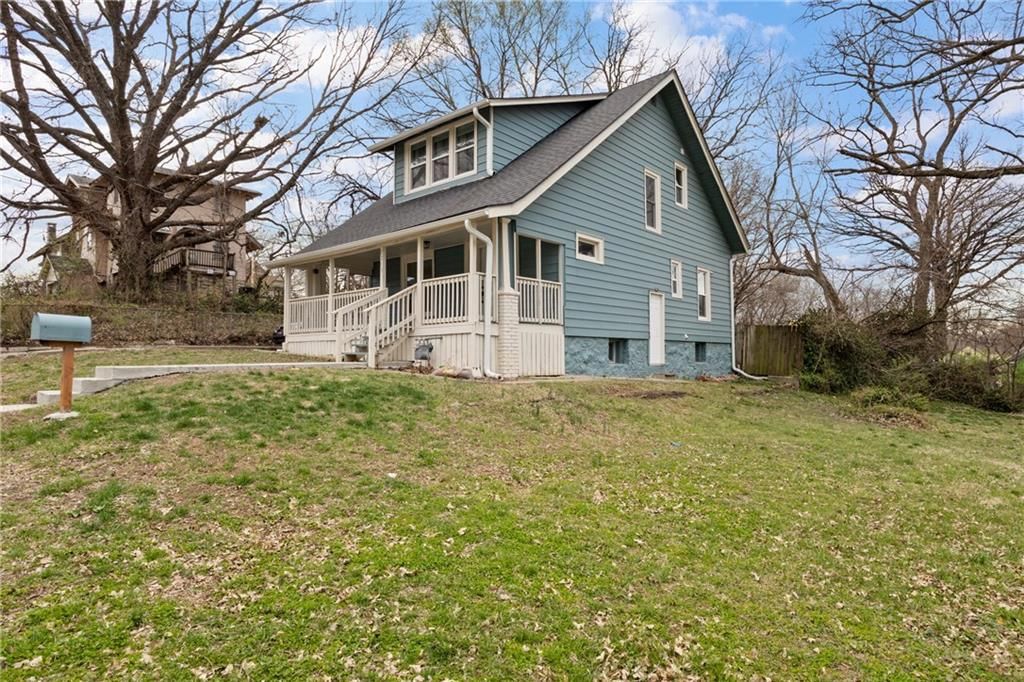 1211 Waverly Avenue — photo 1
