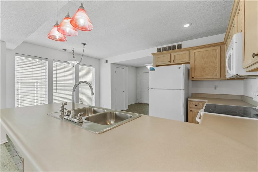 8027 N Elmwood Avenue — photo 11