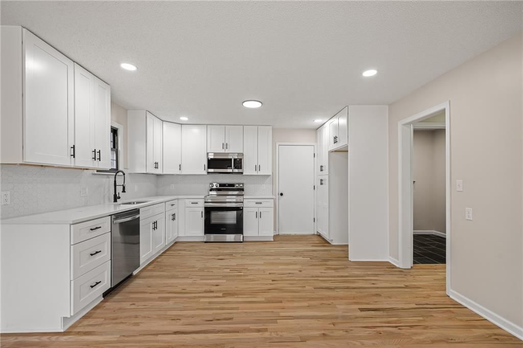 6333 Woodstock Street — photo 17