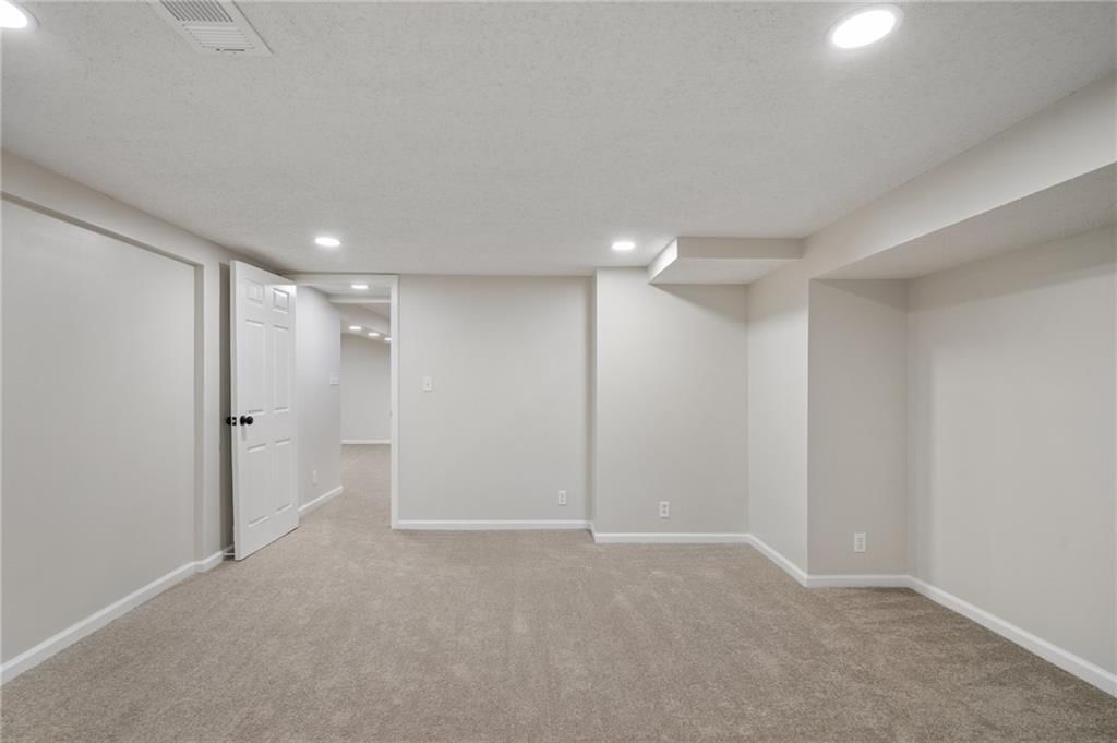 6333 Woodstock Street — photo 40