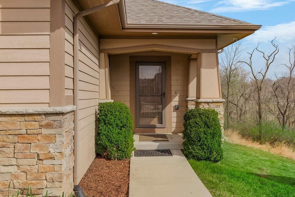 4925 NW Ridgewood Court — photo 2