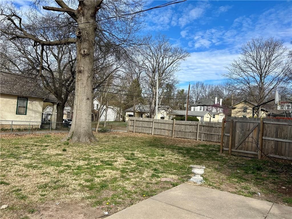 Photo 6 of 28 - 411 N Broadway Street
