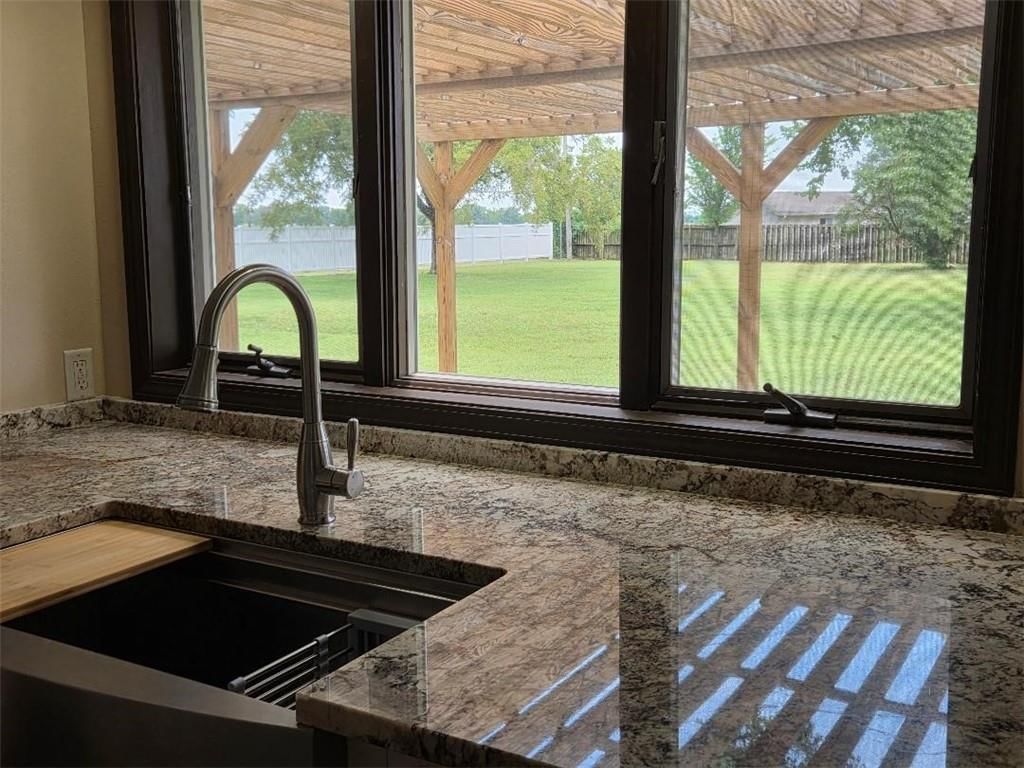 2096 Indian Road — photo 33