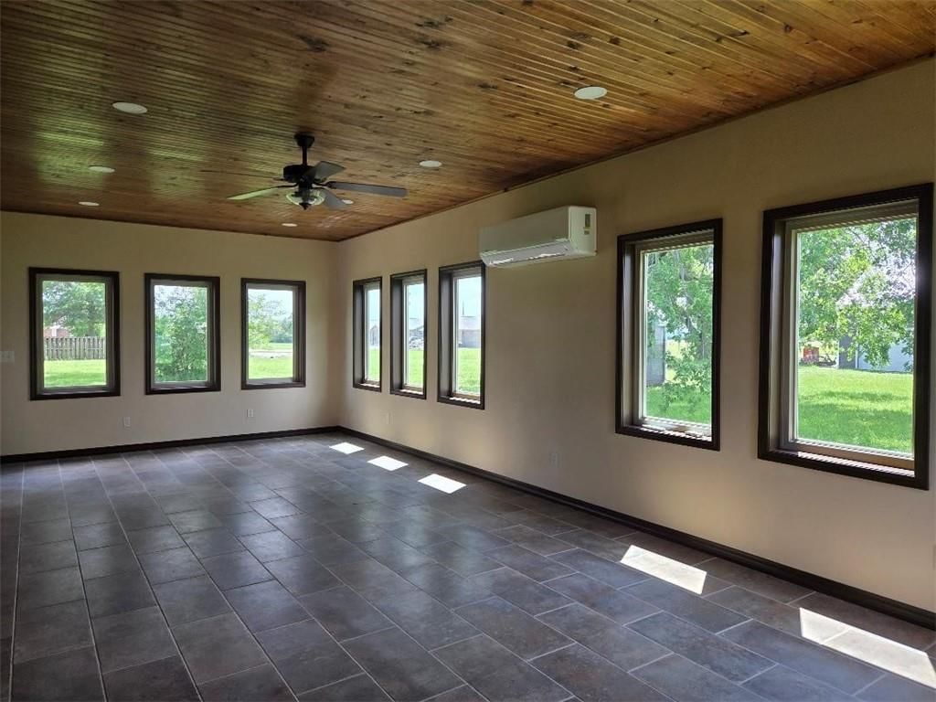 2096 Indian Road — photo 46