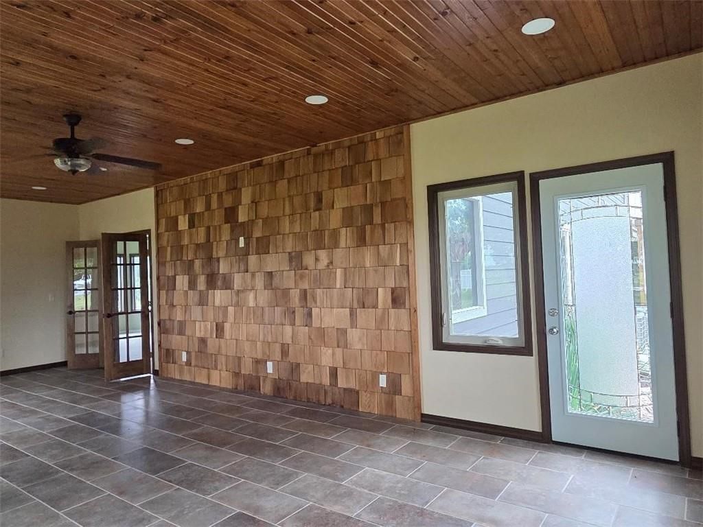 2096 Indian Road — photo 48