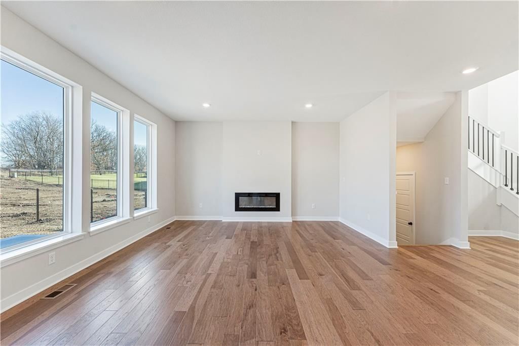 Photo 6 of 29 - 503 Woodview Drive