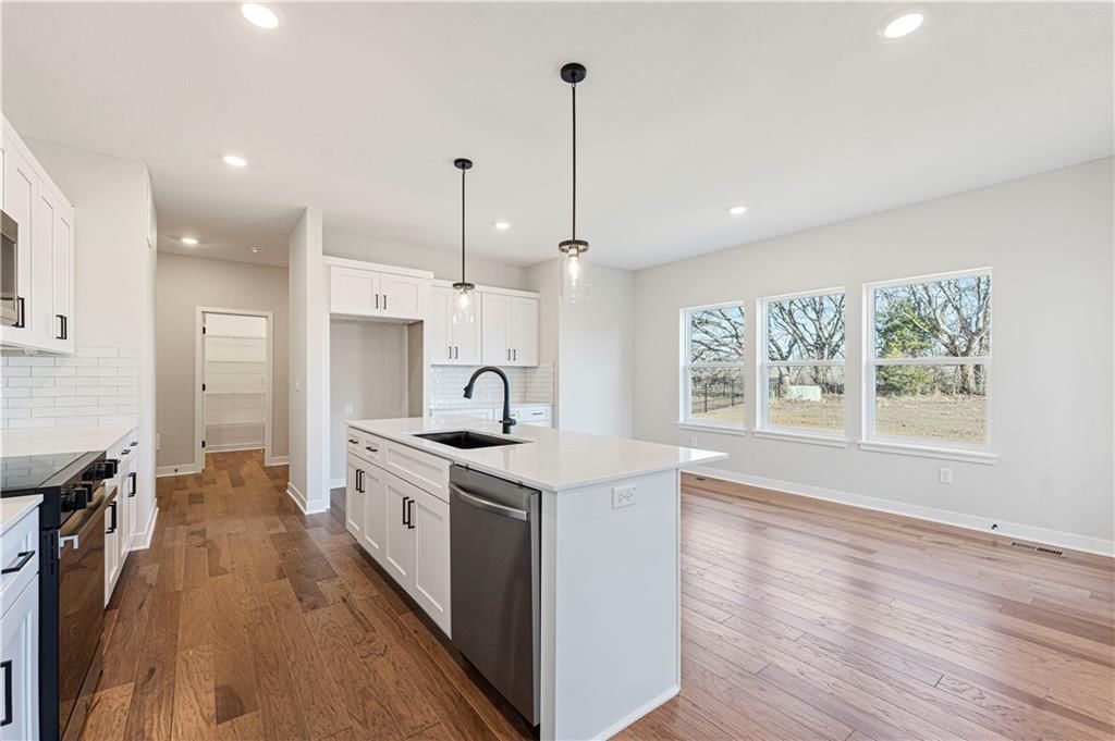 Photo 9 of 29 - 503 Woodview Drive