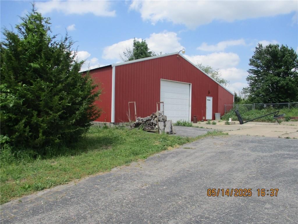 Photo 4 of 44 - 25770 Tonganoxie Drive