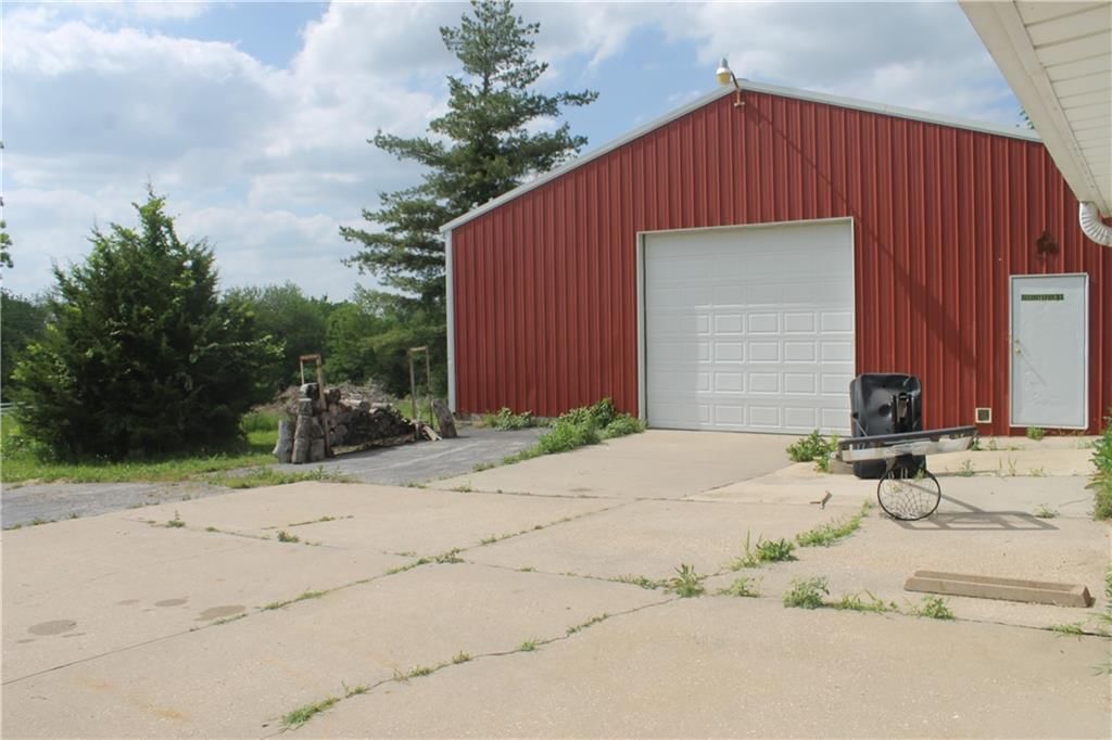Photo 5 of 44 - 25770 Tonganoxie Drive