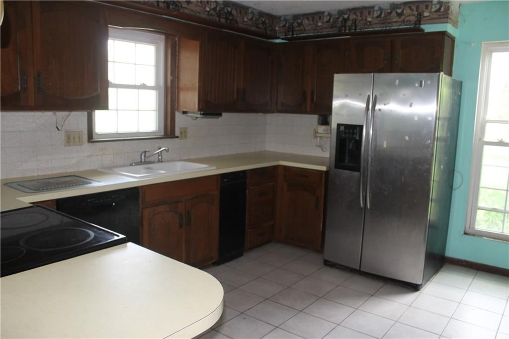 Photo 12 of 44 - 25770 Tonganoxie Drive