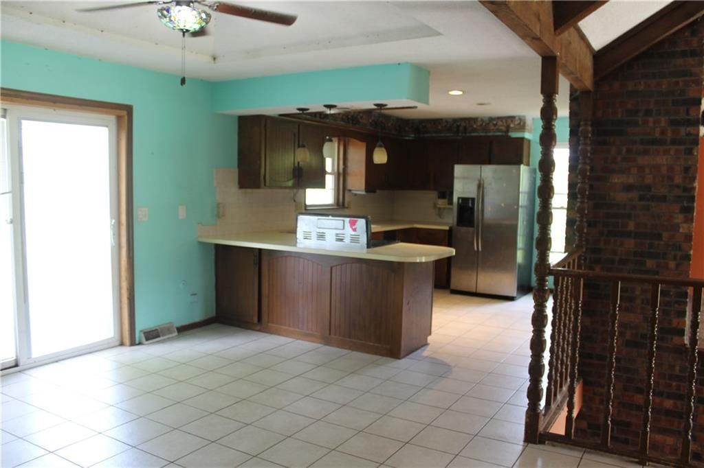 Photo 13 of 44 - 25770 Tonganoxie Drive