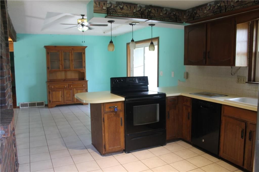 Photo 15 of 44 - 25770 Tonganoxie Drive