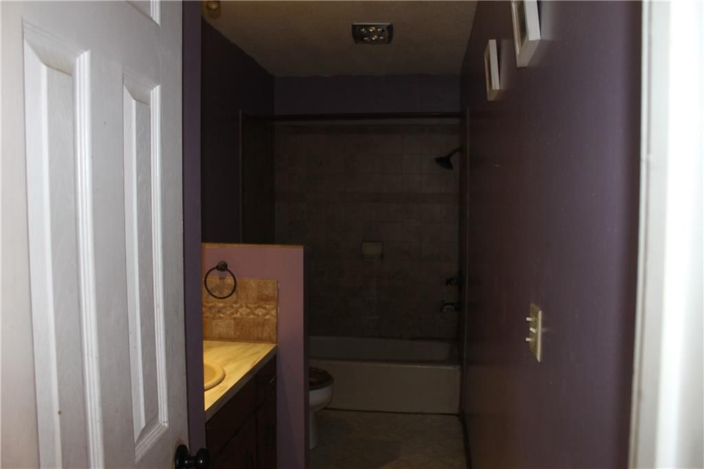 Photo 17 of 44 - 25770 Tonganoxie Drive