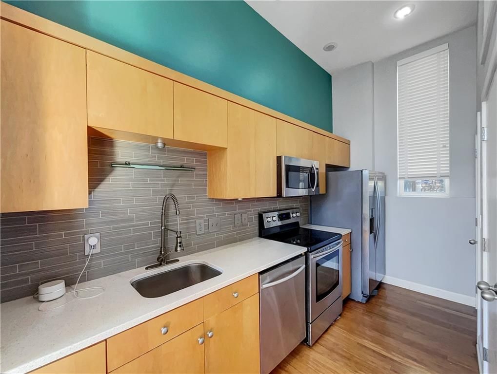 Photo 6 of 20 - 588 W 40th Street