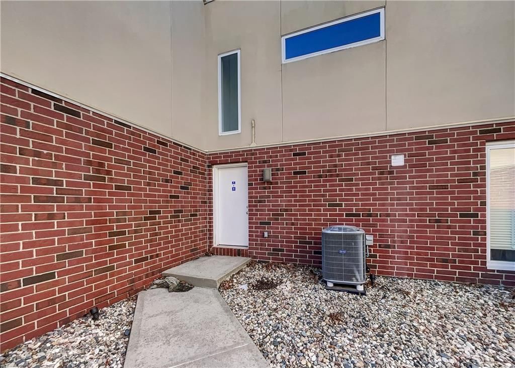Photo 8 of 20 - 588 W 40th Street