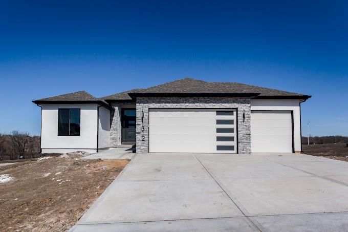 8405 NW 90th Street, Kansas City, MO