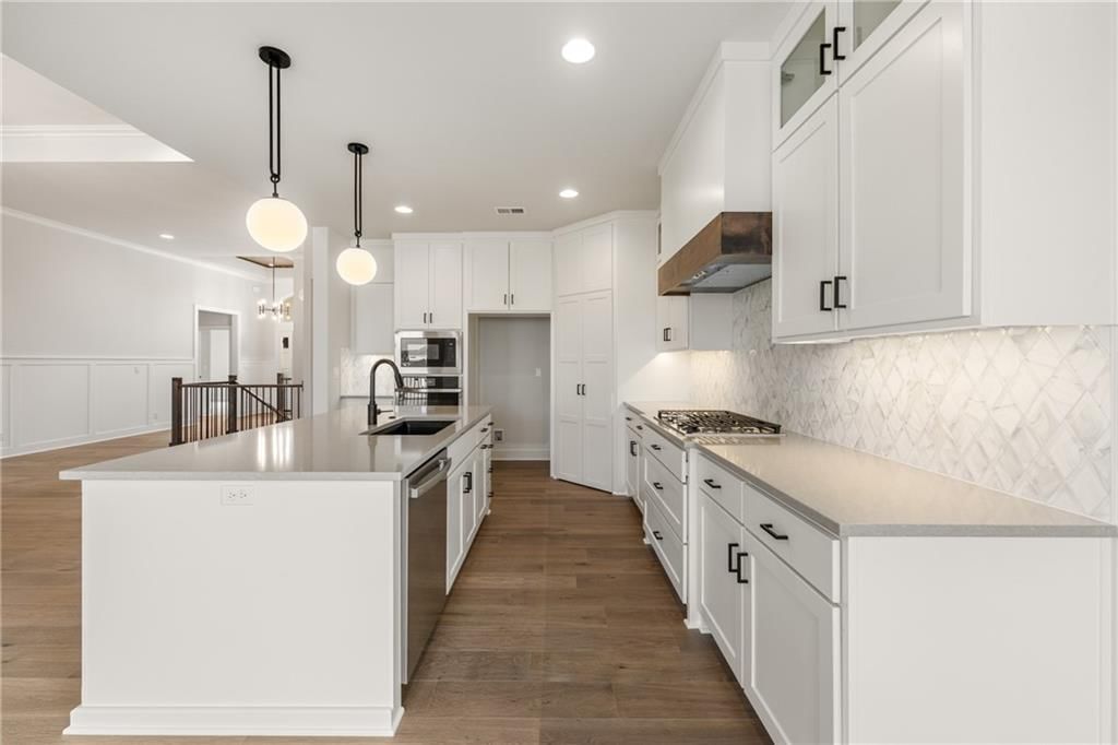 Photo 9 of 56 - 16929 Parkhill Street