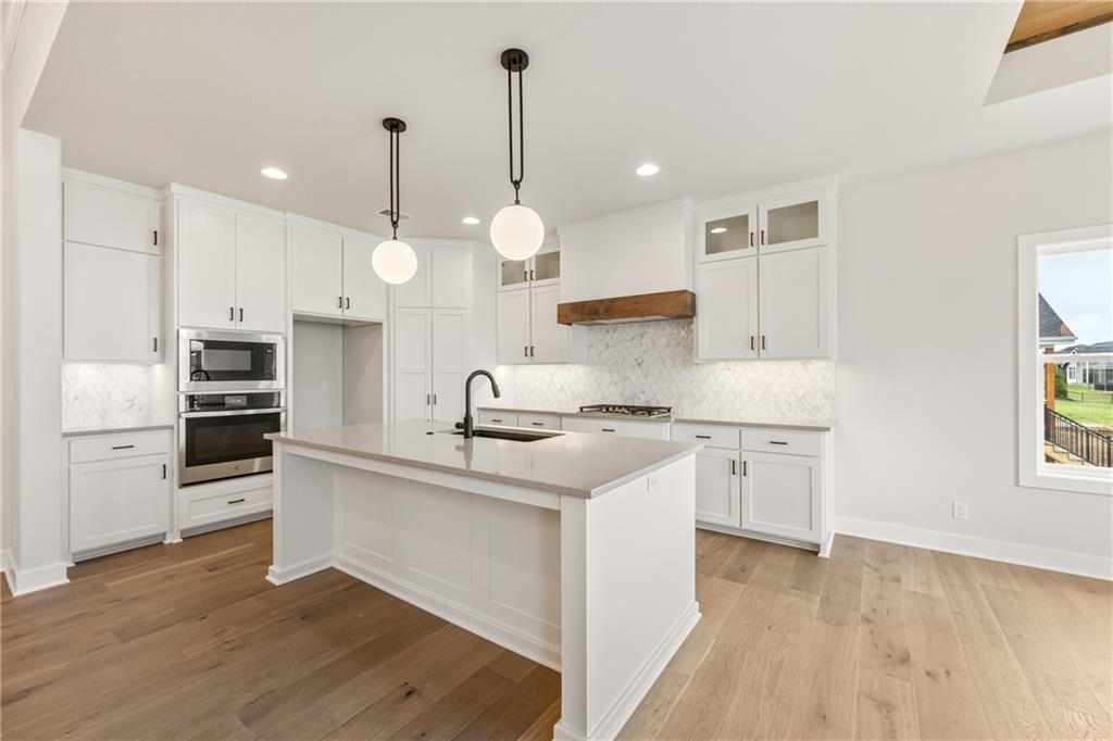 Photo 10 of 56 - 16929 Parkhill Street
