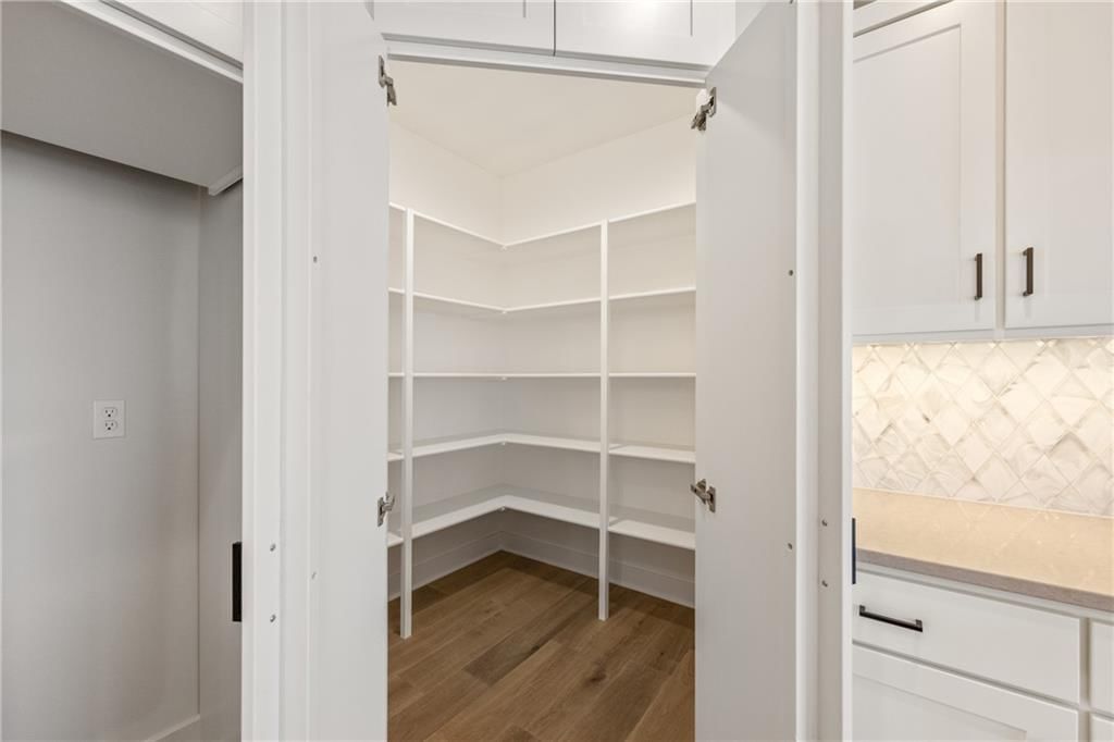 Photo 11 of 56 - 16929 Parkhill Street