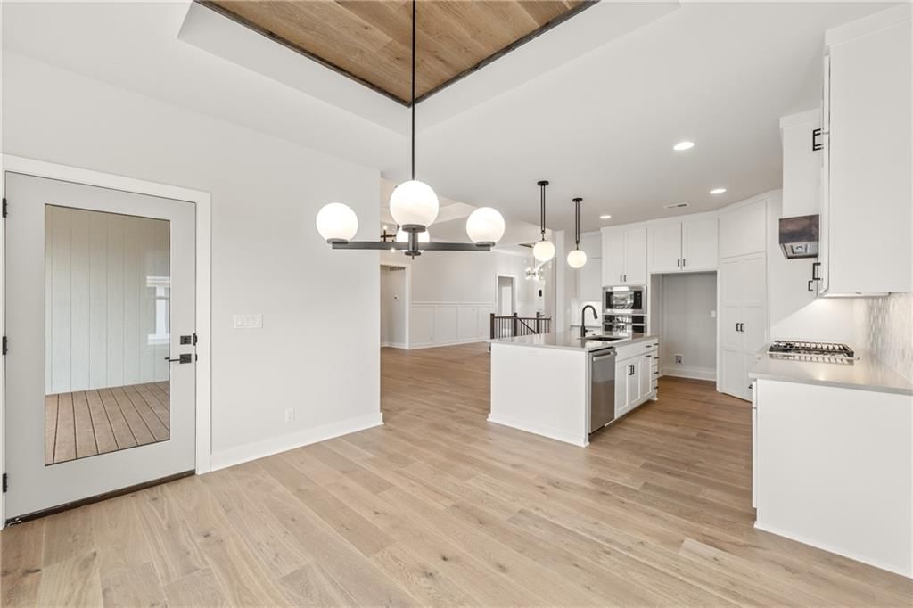 Photo 13 of 56 - 16929 Parkhill Street