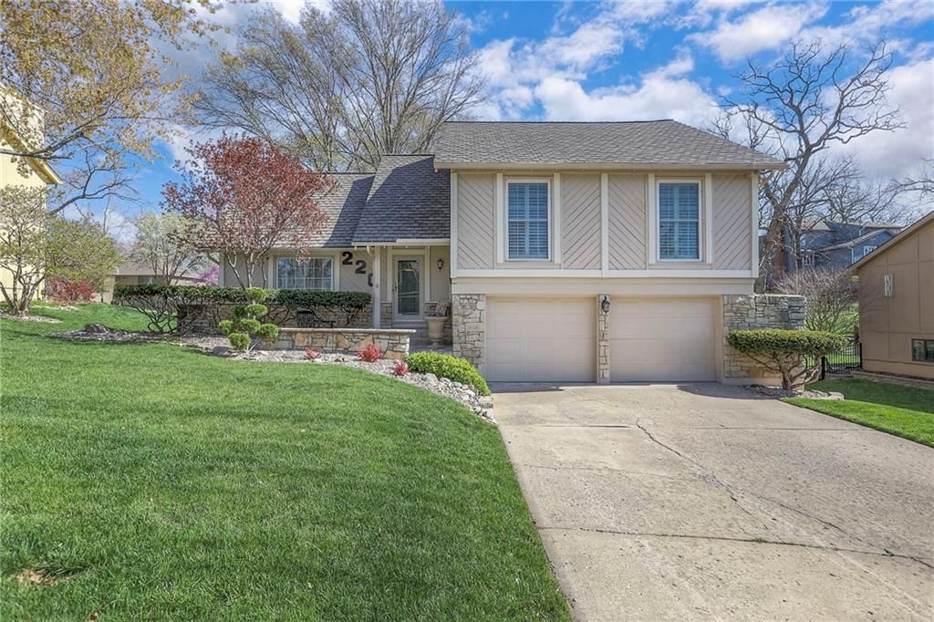 220 NW Aspen Street — photo 2