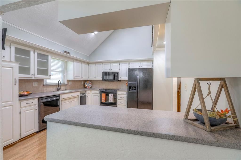 220 NW Aspen Street — photo 10