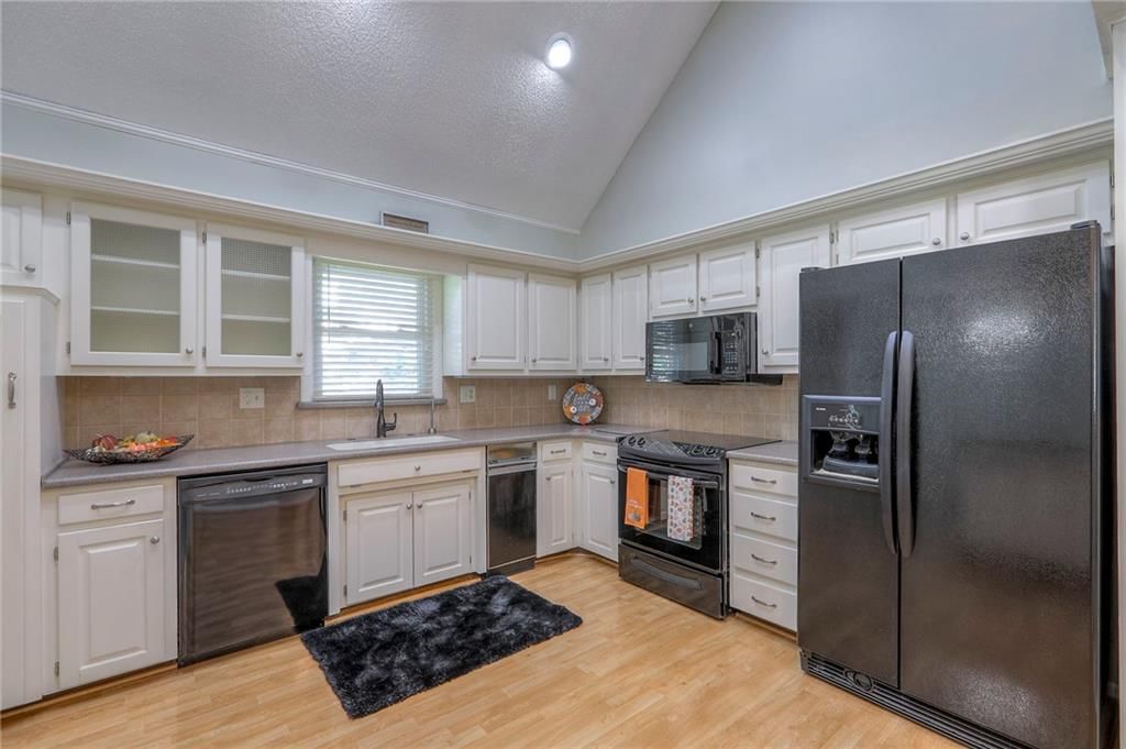 220 NW Aspen Street — photo 13
