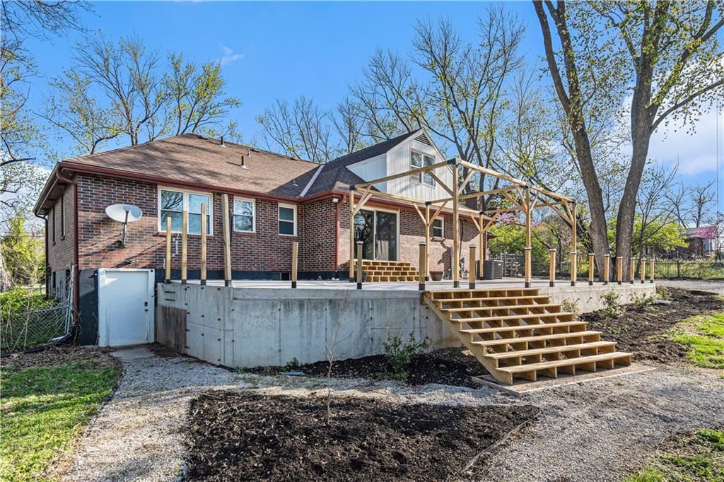 2105 E 129TH Street — photo 37