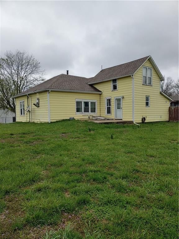 608 E Lake Street, McLouth, KS