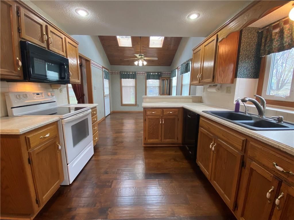 689 NE Clubhouse Drive — photo 7